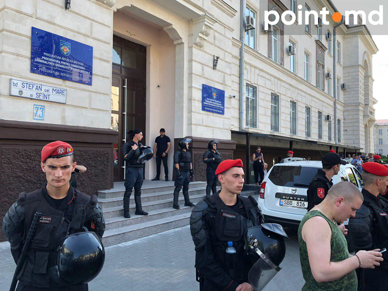 Ренато Усатого доставили в прокуратуру