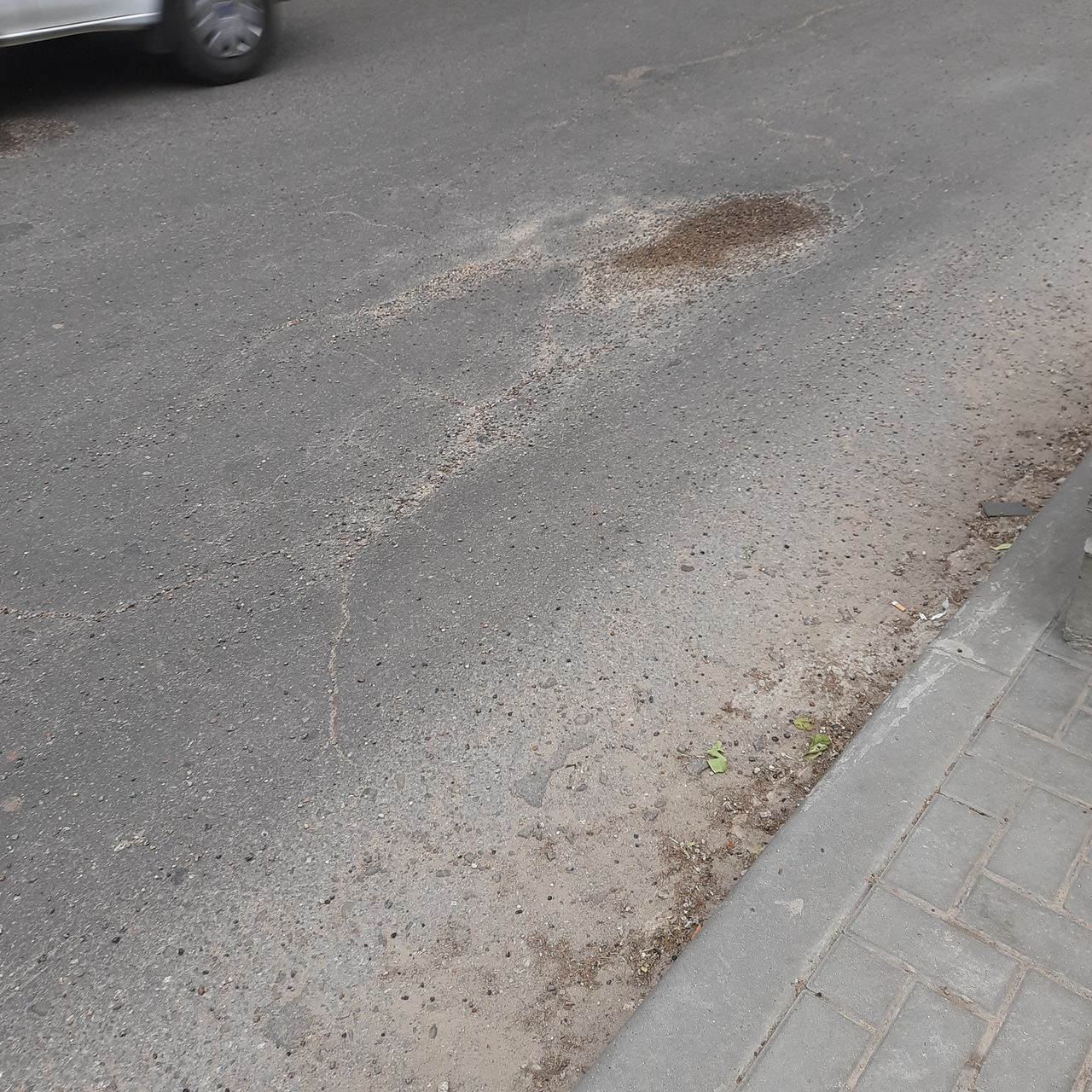 Латание ям на дорогах "щебенкой" вызвало возмущение автомобилистов