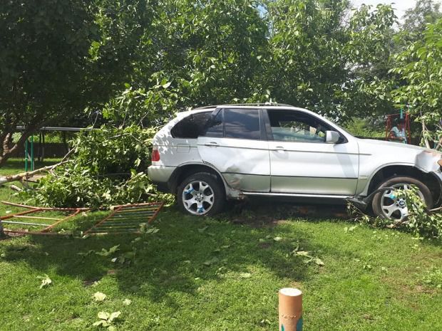 Водитель BMW врезался на скорости в детскую игровую площадку в Унгенах
