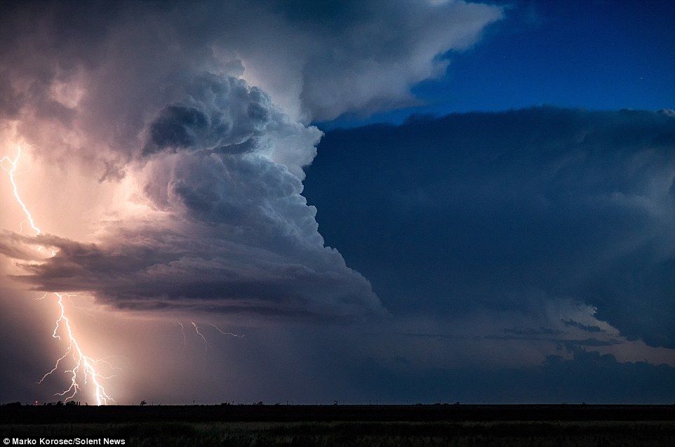 Метеоролог сфотографировал штормы на Аллее торнадо