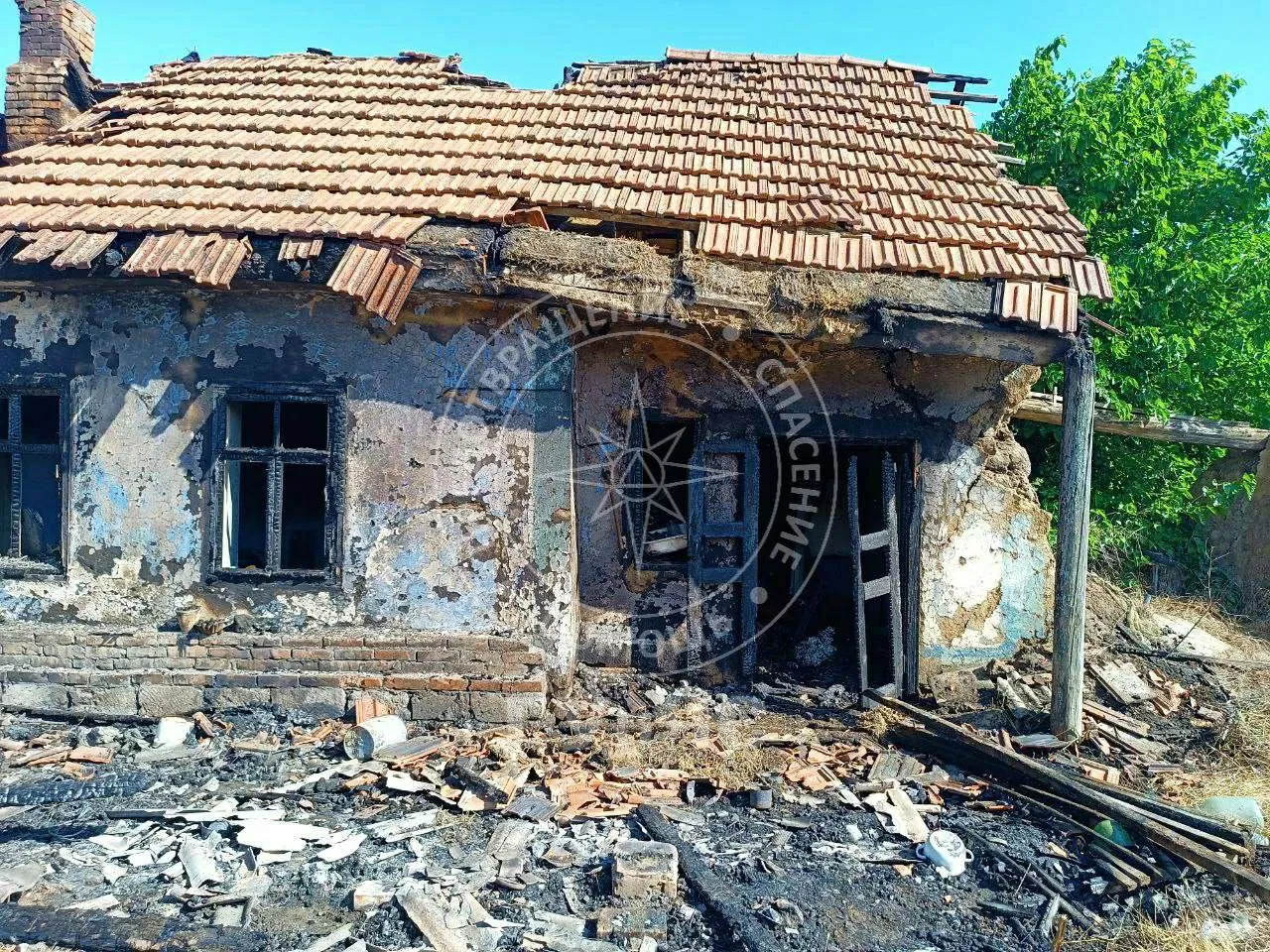 O casă, distrusă de flăcări la Slobozia: În loc să sune imediat la pompieri, proprietara a apelat mai întâi rudele