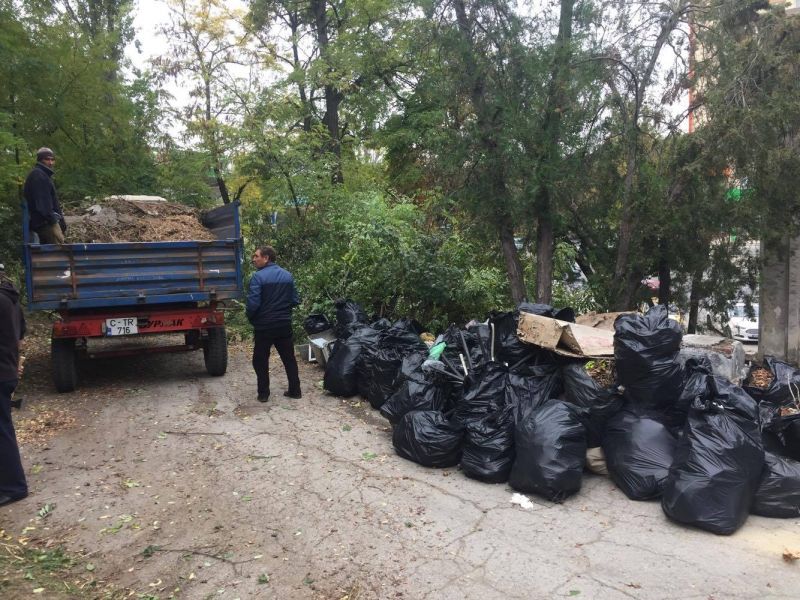 Волонтеры навели порядок в мемориальном комплексе "Кладбище героев"