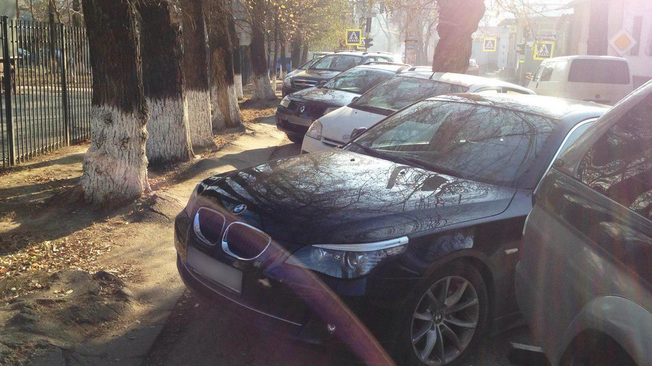 Столичные водители полностью заблокировали тротуар возле одной из школ
