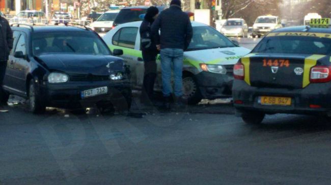 В Кишиневе произошло ДТП с участием полицейской машины