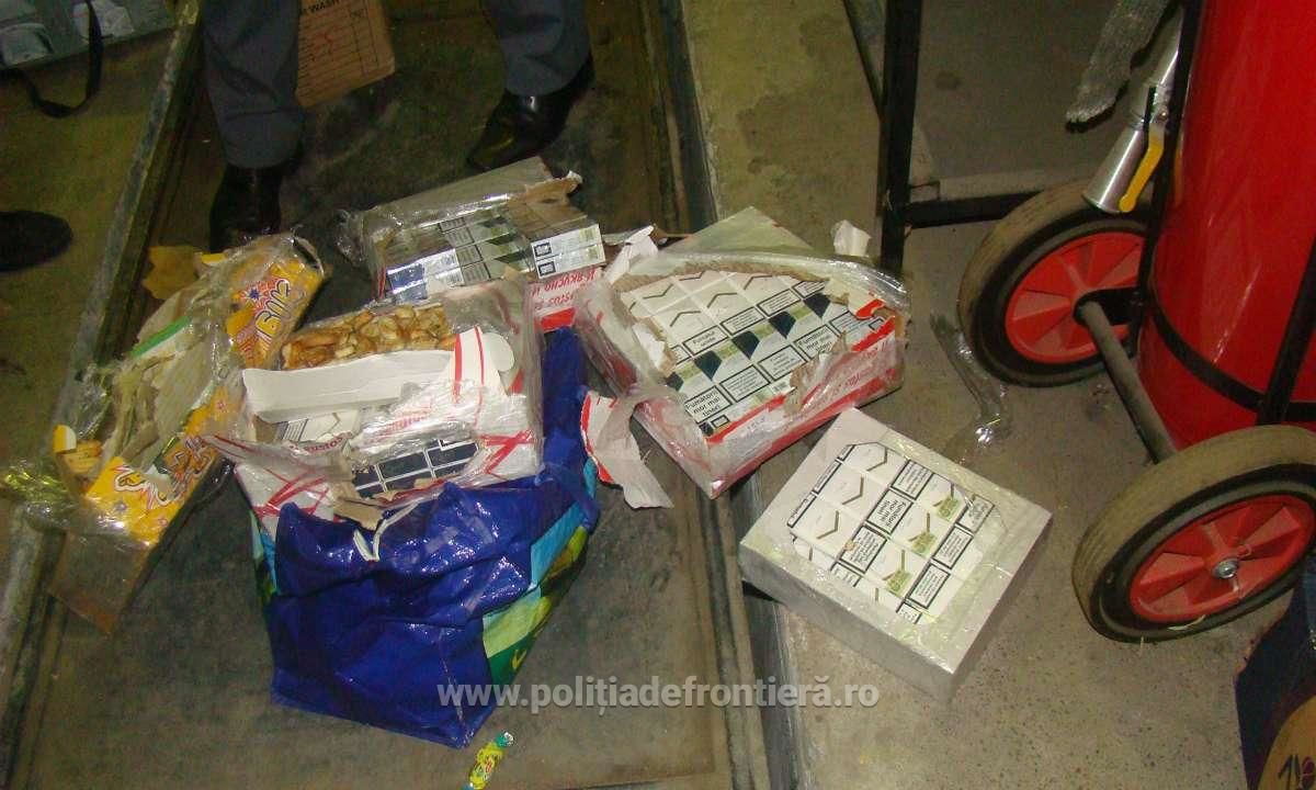 Изобретательный румын спрятал пачки с сигаретами в коробки с печеньем