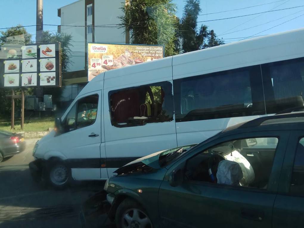 Un microbuz și o mașină s-au ciocnit violent în Capitală