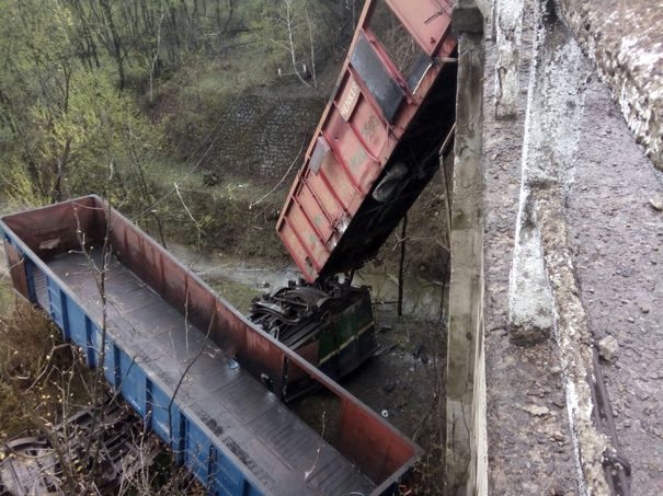 14 vagoane ale unui tren de marfă au deraiat. 2 mecanici de locomotivă au murit