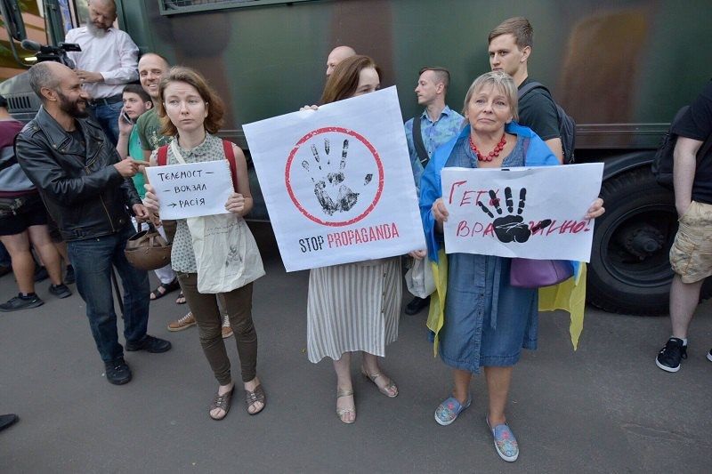 Здание NewsOne закидали шашками и файерами