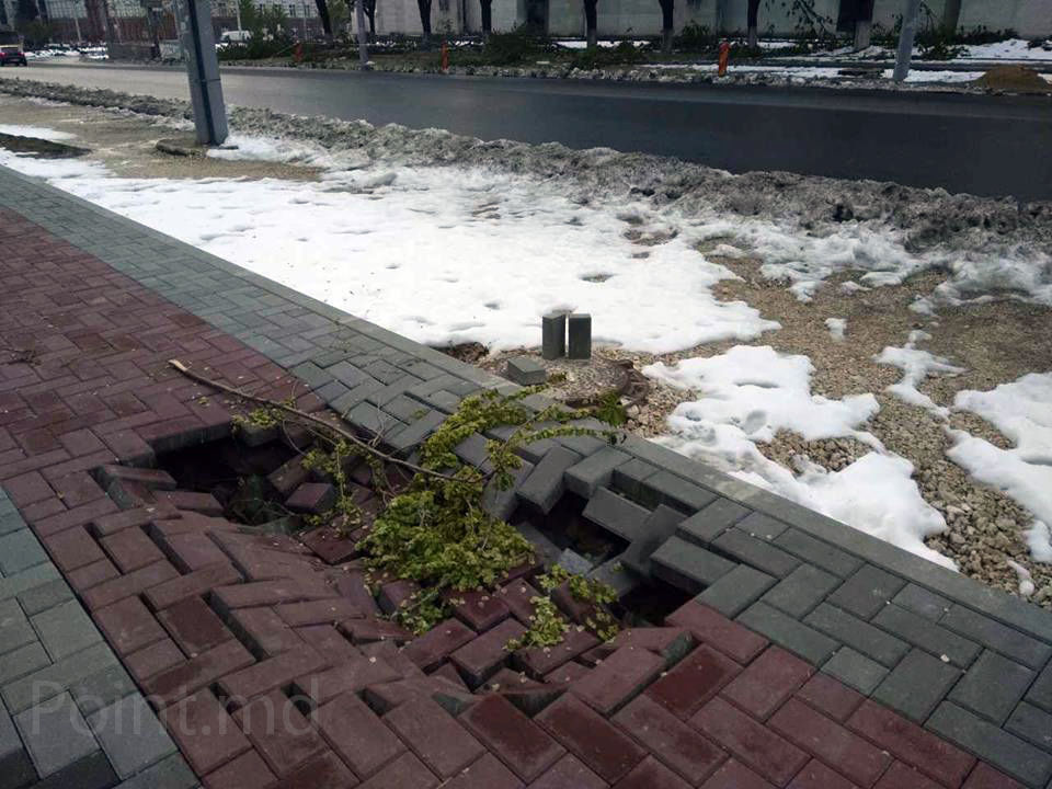 O parte din noul pavaj de pe bd. Ștefan cel Mare, prăbușit