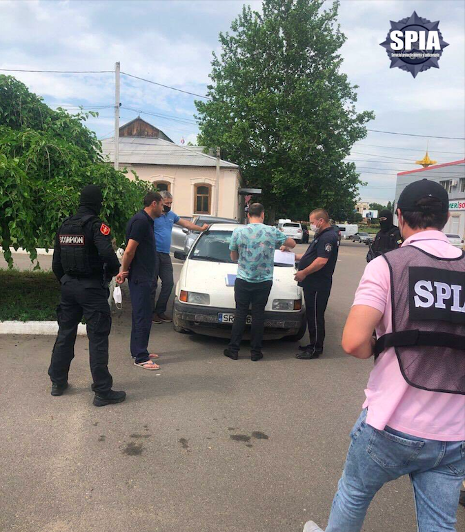 В Сороках в момент получения взятки задержали полицейского