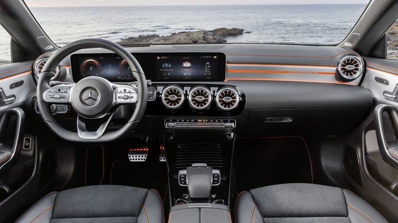 Новый Mercedes-Benz CLA стал крупнее и "умнее"