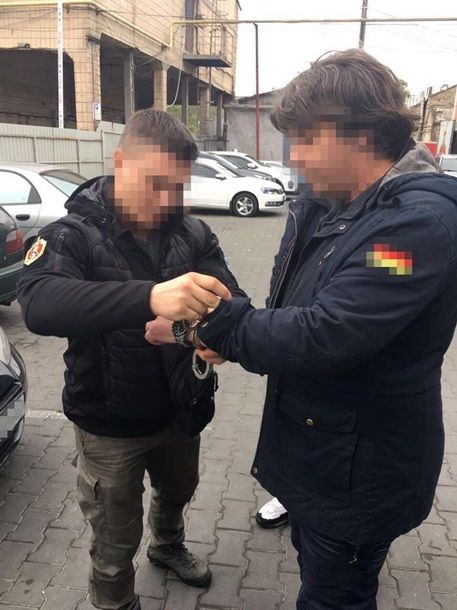 Одессит торговал оружием в интернете, пересылая его по почте