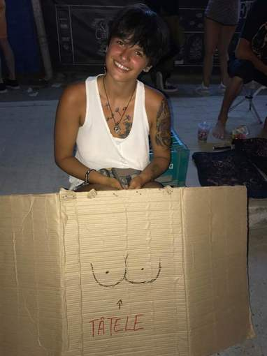 I-a cerut un leu unui turist ca să îi arate sânii. Ce a urmat, viral