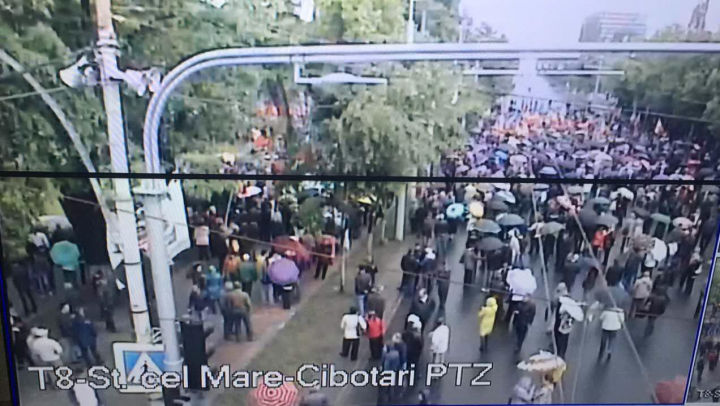 Собравшиеся протестуют против права граждан самим выбирать депутатов