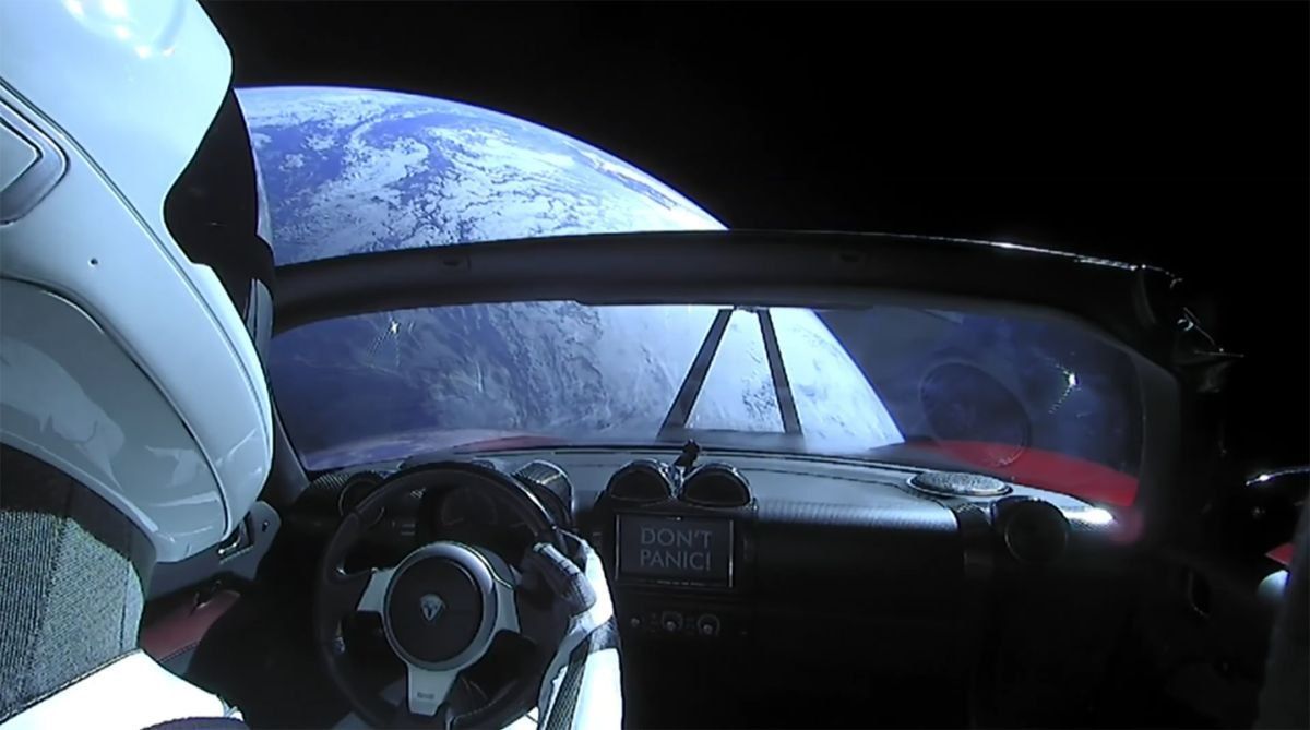 Эксперты: Родстер Tesla разлагается в космосе