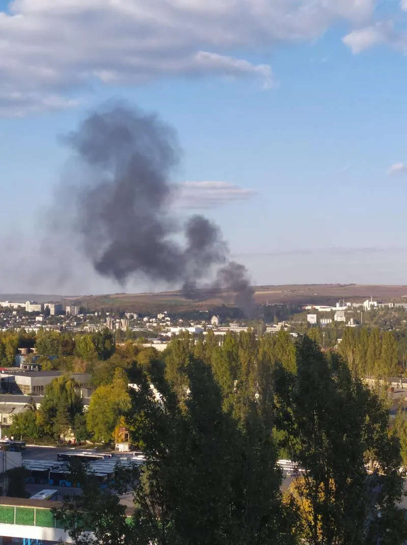 На Чеканах вспыхнул пожар: загорелся брошенный автомобиль