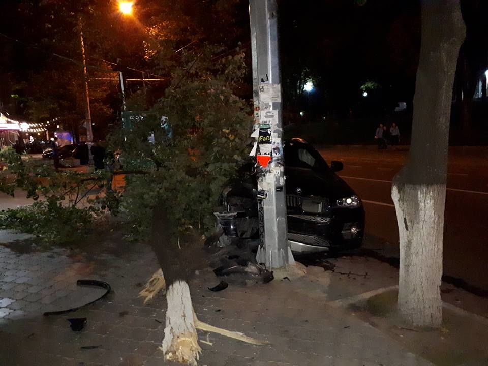 Напротив здания правительства автомобиль BMW снес дерево