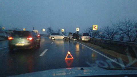 Grav accident la intrarea în Peresecina. Un Suzuki s-a ciocnit cu o Toyota. Doi pasageri, răniți