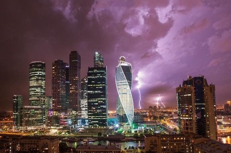 Конец света в Москве: самые яркие фото "апокалиптической" грозы