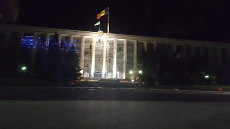 Surpriză nocturnă. Mesajul apărut pe clădirea Guvernului