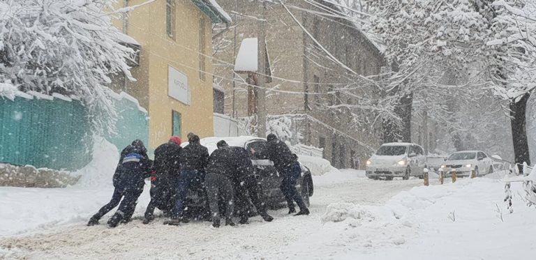 Водители помогали друг другу разблокировать застрявшие в снегу авто