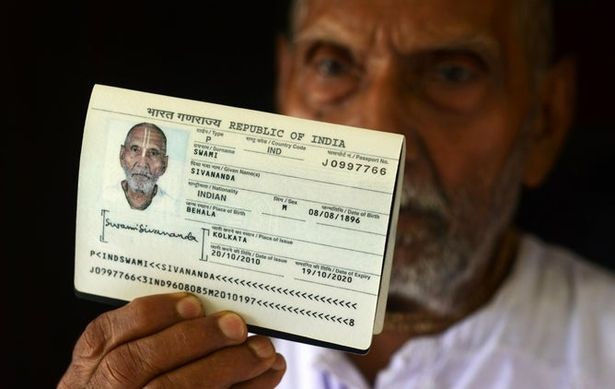 Сотрудники аэропорта не могли поверить глазам, взяв паспорт 123-летнего старика