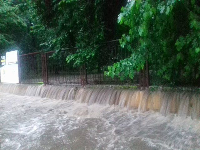 В Черновцах после проливного дождя вода затопила десятки улиц