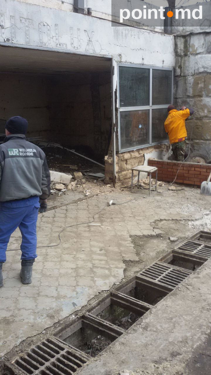 У жилого дома на Рышкановке началось строительство коммерческой пристройки