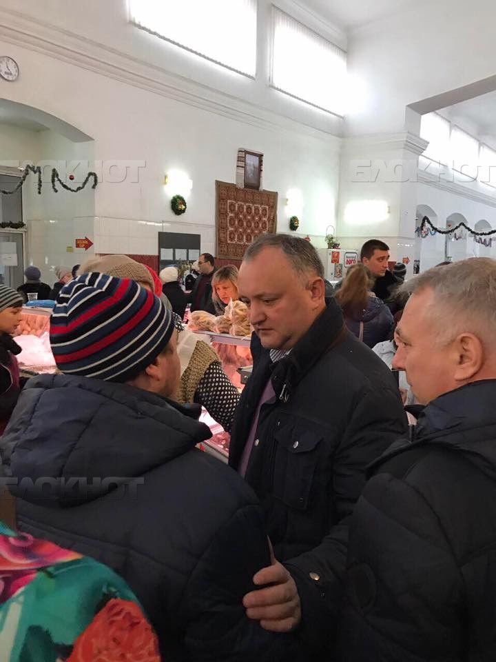 Игорь Додон отправился на центральный рынок Кишинева и пообщался с продавцами и посетителями