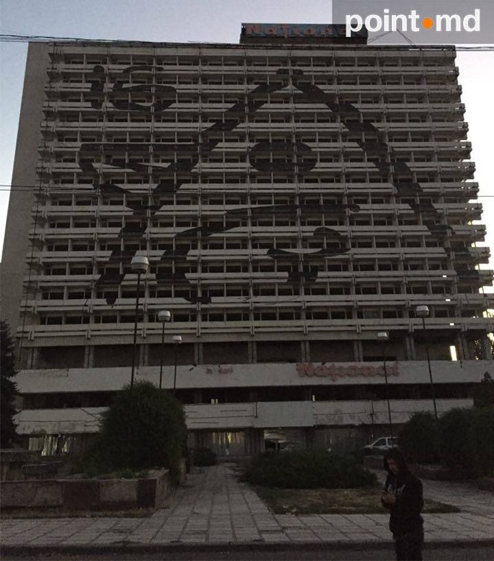 Autorii desenului de pe hotelul Național: Ne mișcam în liniște să nu trezim copiii străzii