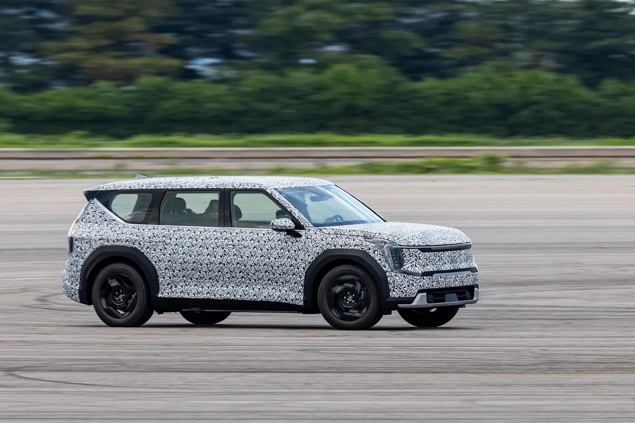 Kia впервые показала новый вcедорожник EV9