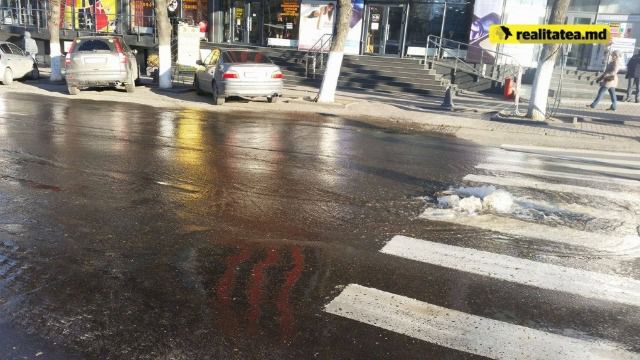 Столичный бульвар Дечебал залило водой из-за аварии в сети водоснабжения