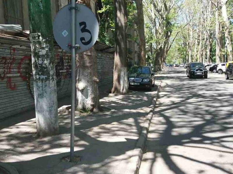 Михай Гимпу припарковал свой автомобиль на тротуаре