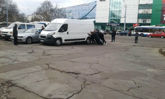 Неправильно припаркованный микроавтобус перекрыл движение троллейбусов