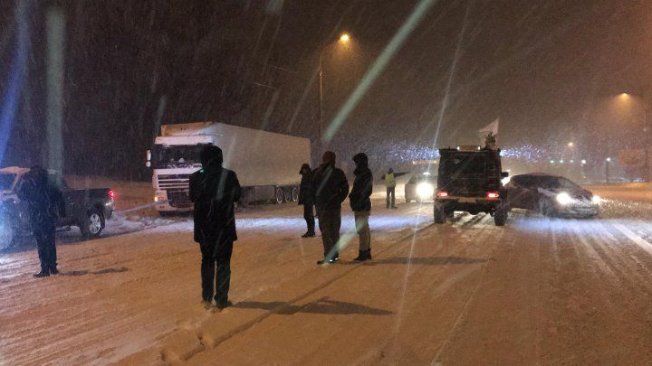 Десятки столичных добровольцев помогли водителям, которые застряли ночью в снегу