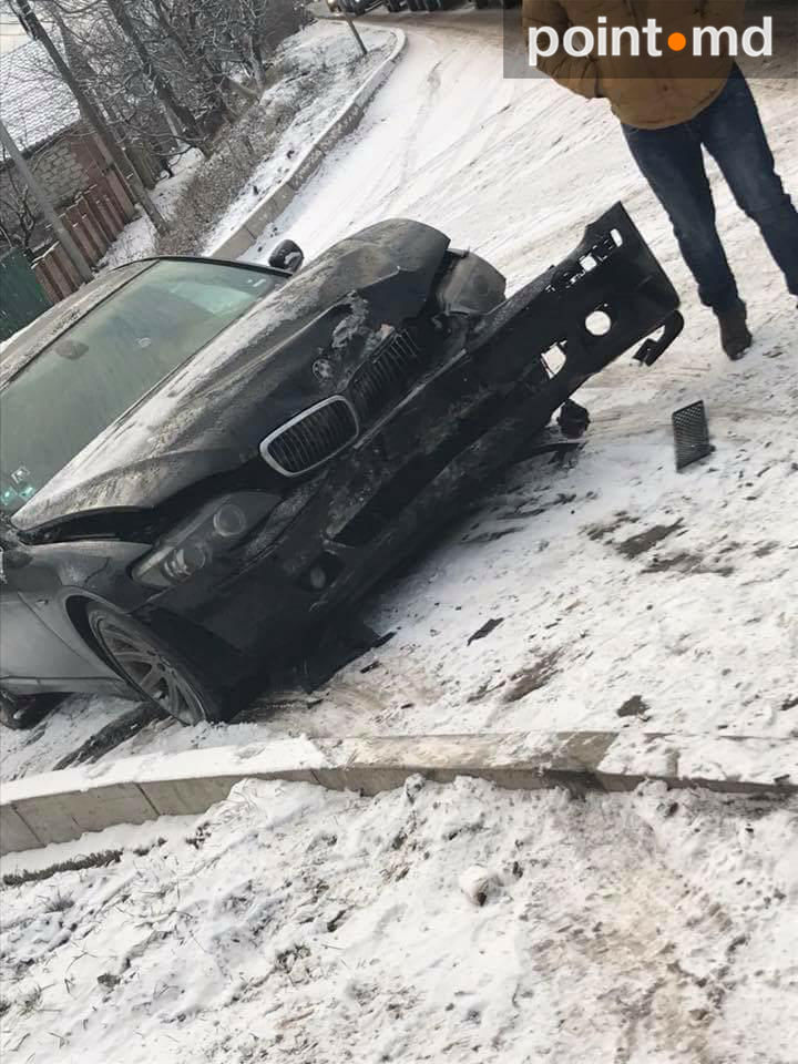 В Дурлештах водитель BMW снес стену остановки