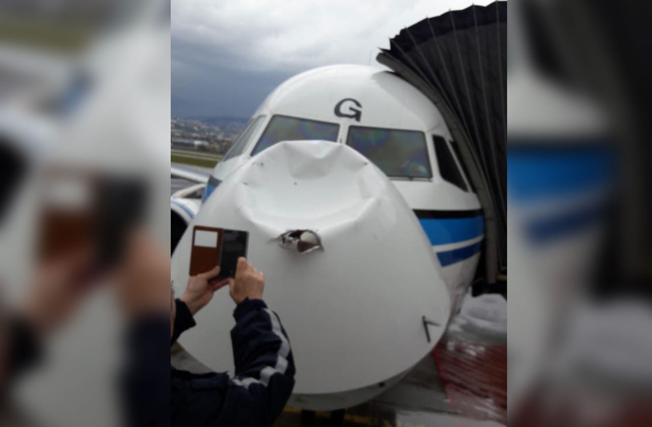 Самолёт в воздухе столкнулся с массой льда