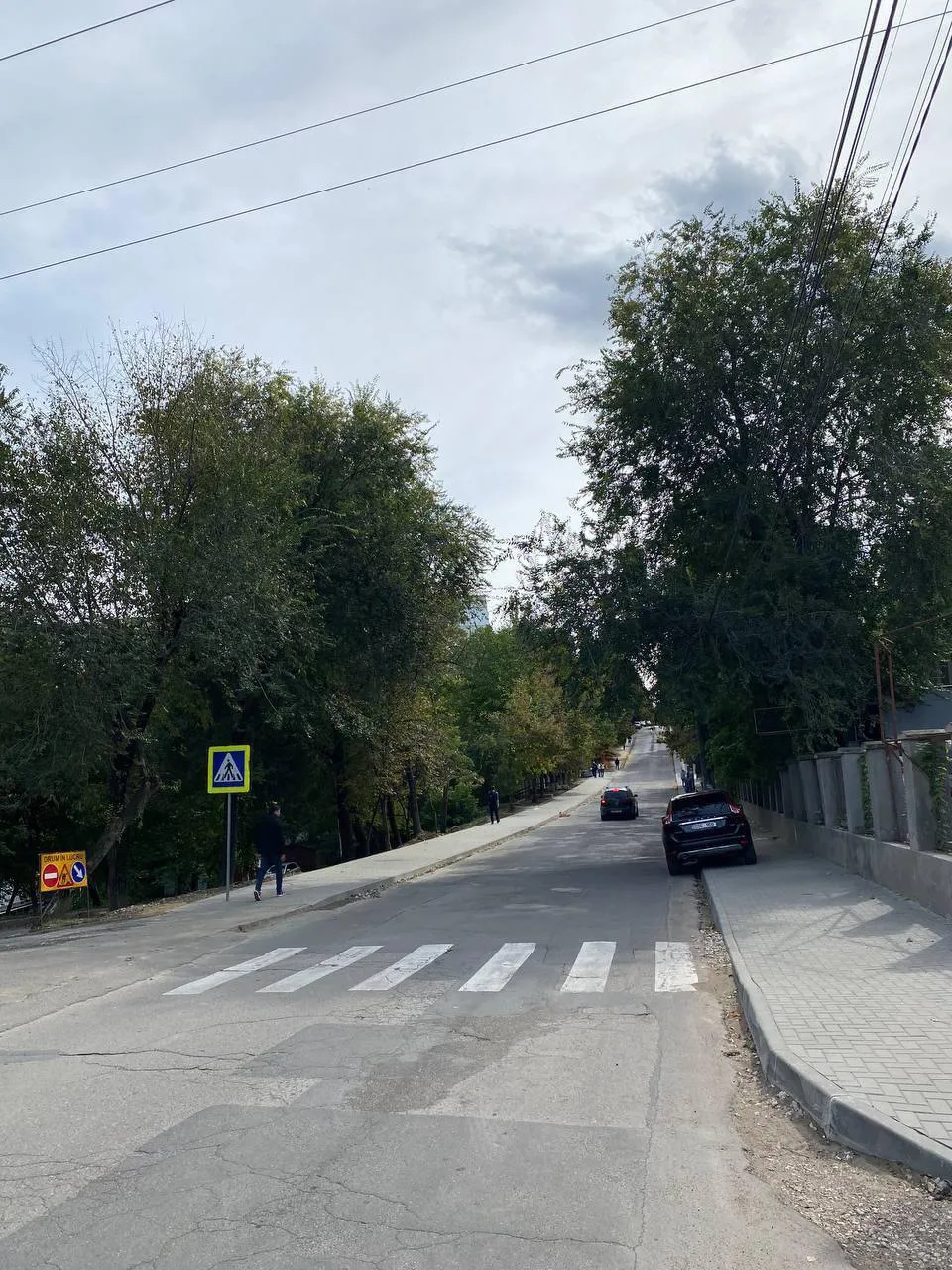 На улице Владимира Короленко ремонтируют тротуары