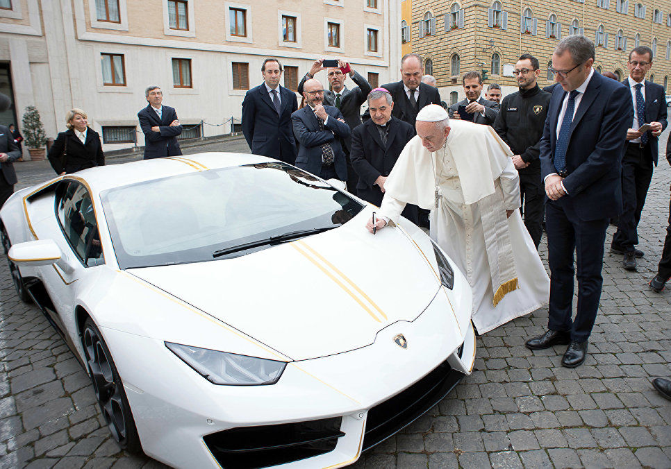 Папа римский стал обладателем уникального спорткара Lamborghini