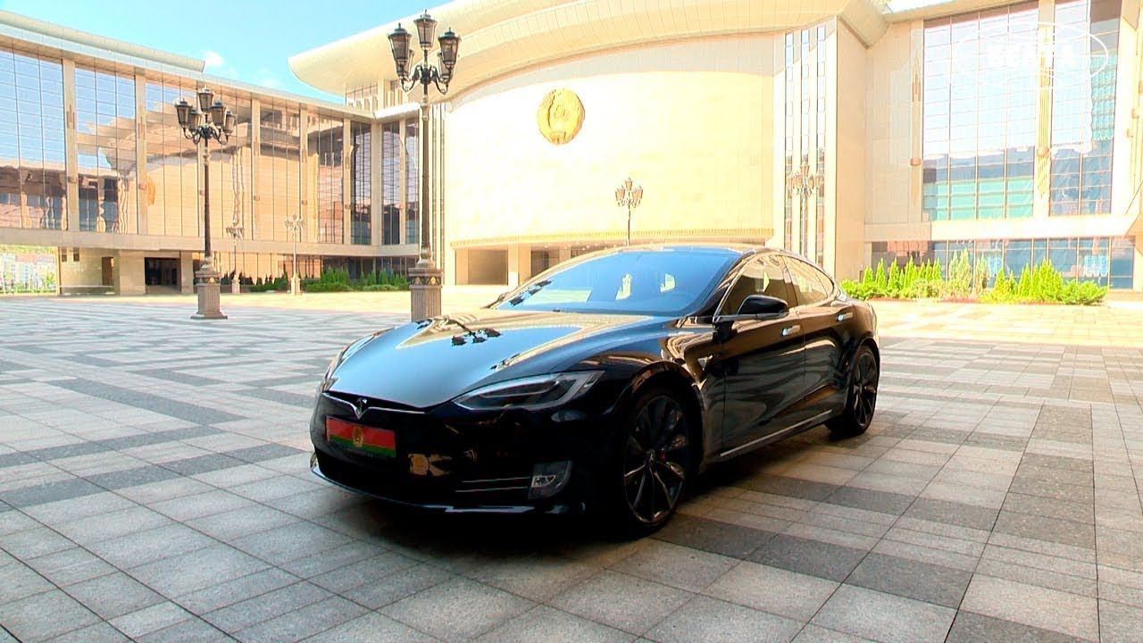 Илон Маск подарил Лукашенко Tesla Model S