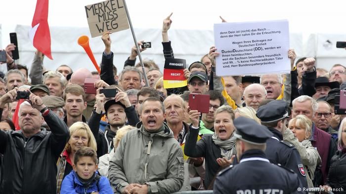 В Дрездене сторонники Pegida освистали Меркель и президента Германии