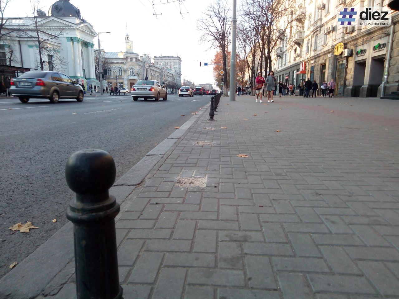 За год антипарковочные столбики стали пропадать, а машины снова на тротуаре