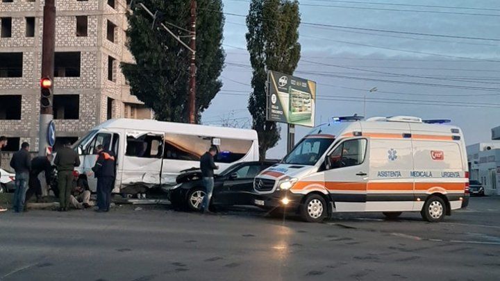 ДТП в столице: маршрутка с пассажирами столкнулась с легковушкой и врезалась в столб