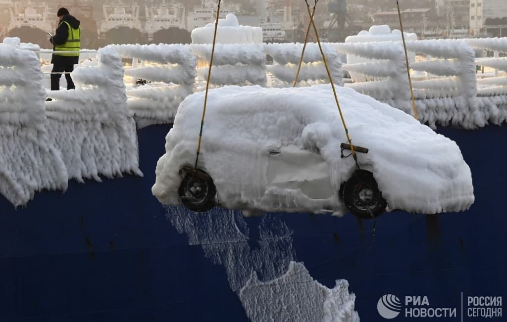 В порт Владивостока прибыл корабль с обледеневшими авто