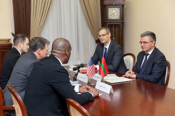 Лидер Приднестровья провел встречу с послом США в Молдове