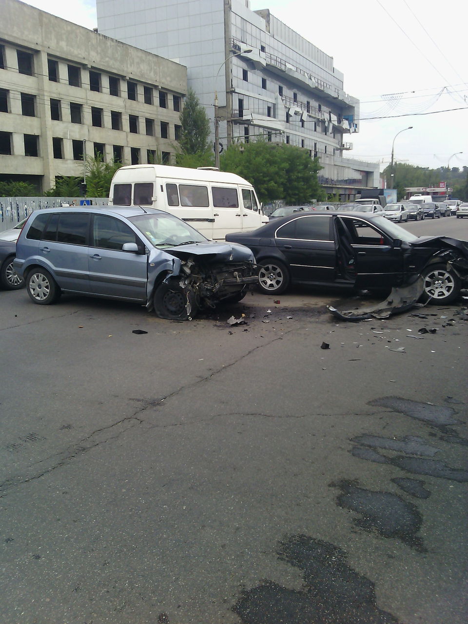 В центре Кишинева произошла авария с участием BMW