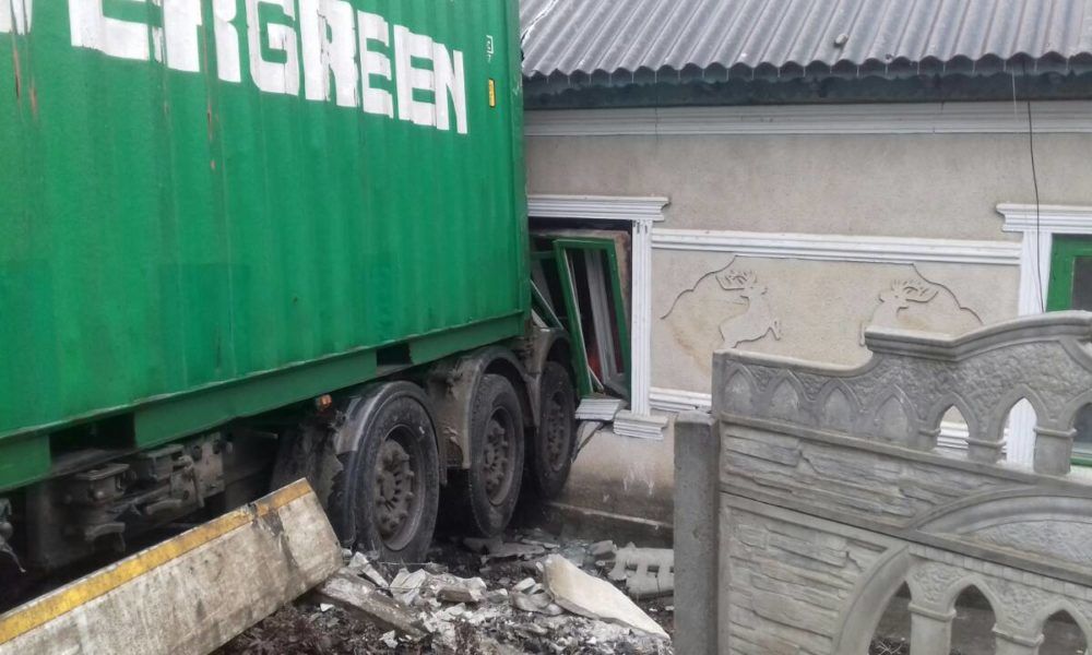 ДТП в Кагульском районе: грузовик снес стену дома