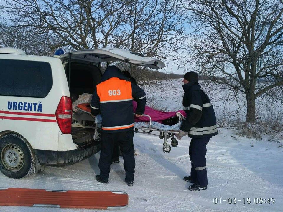 Cod galben de vreme rea: 4 microbuze, scoase din nămeți