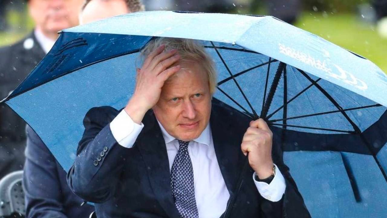 Борис Джонсон не справился с зонтиком и рассмешил принца Чарльза