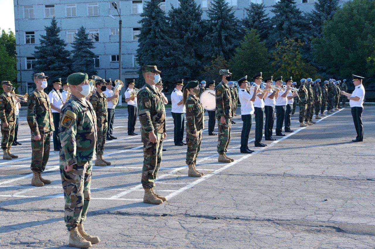 Военнослужащие, спасшие жизни двоих человек, удостоены медалей